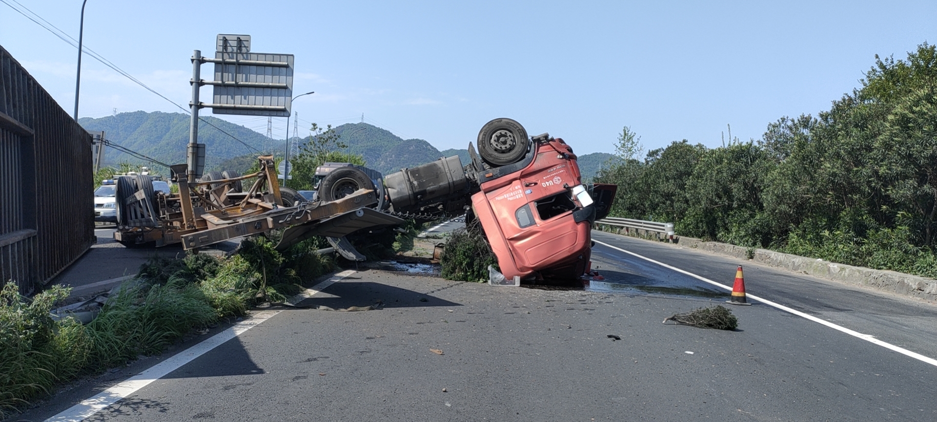 集裝箱翻車(chē)事故現(xiàn)場(chǎng)1.jpg